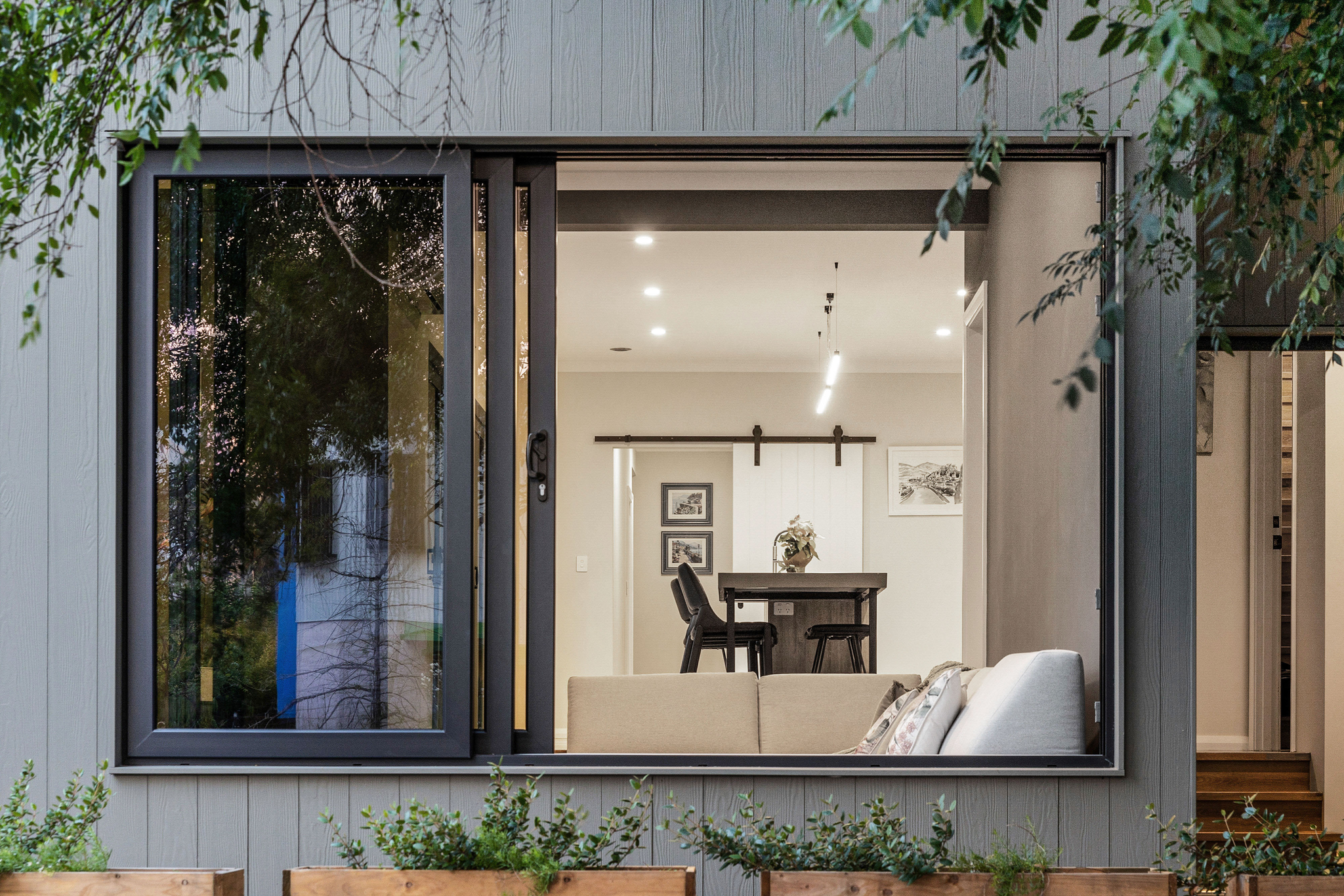 Grande janela de PVC em habitação bioclimática