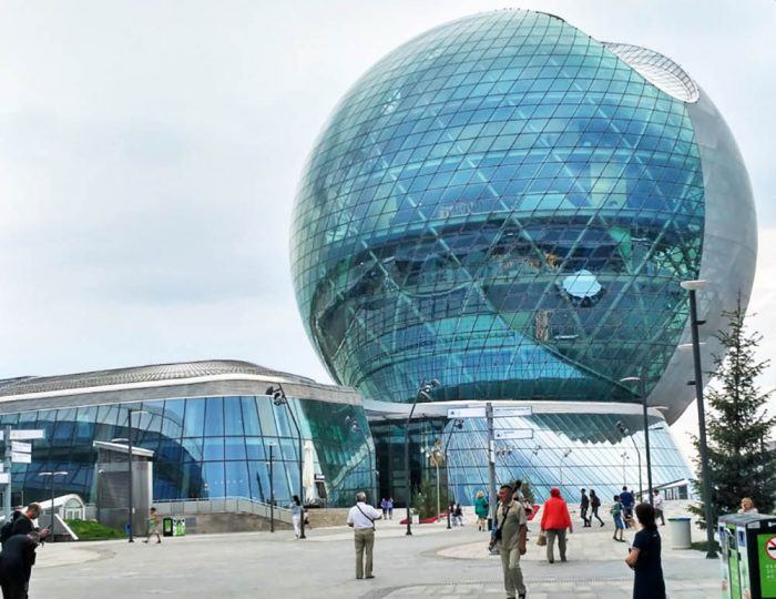 CoFeira de Astana no Cazaquistão. Janelas com sistemas KÖMMERLING