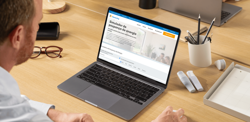 Pessoa a utilizar a calculadora de eficiência energética online
