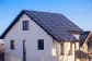 Janelas e portas de PVC em casa bioclimática com painéis solares e alto isolamento